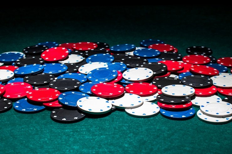 Pengguna memeriksa bonus mingguan lewat ponsel